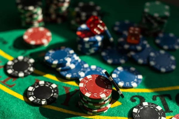 1poker app settings menu showing device compatibility and storage info
